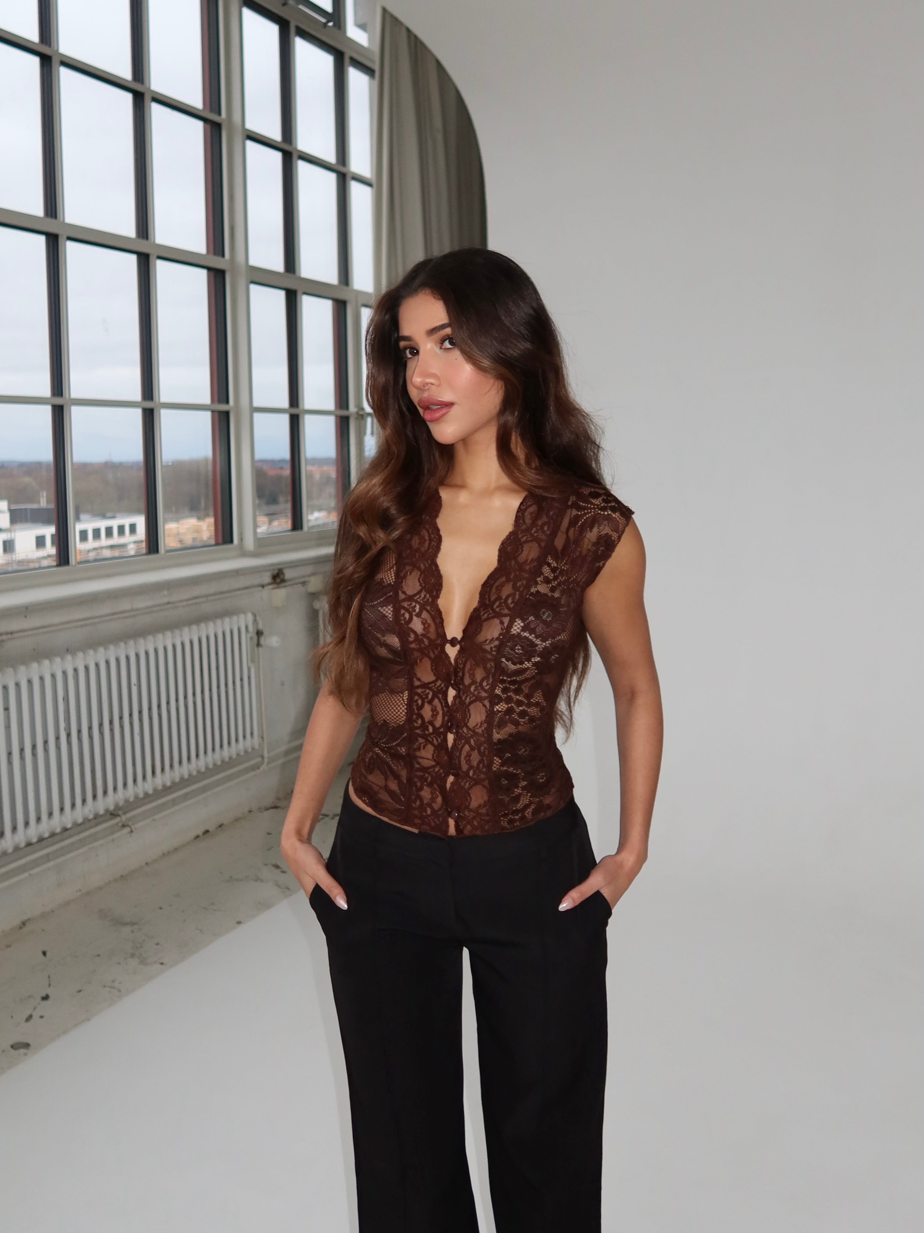 Pretty Luna dantelli tişört – koyu kahverengi